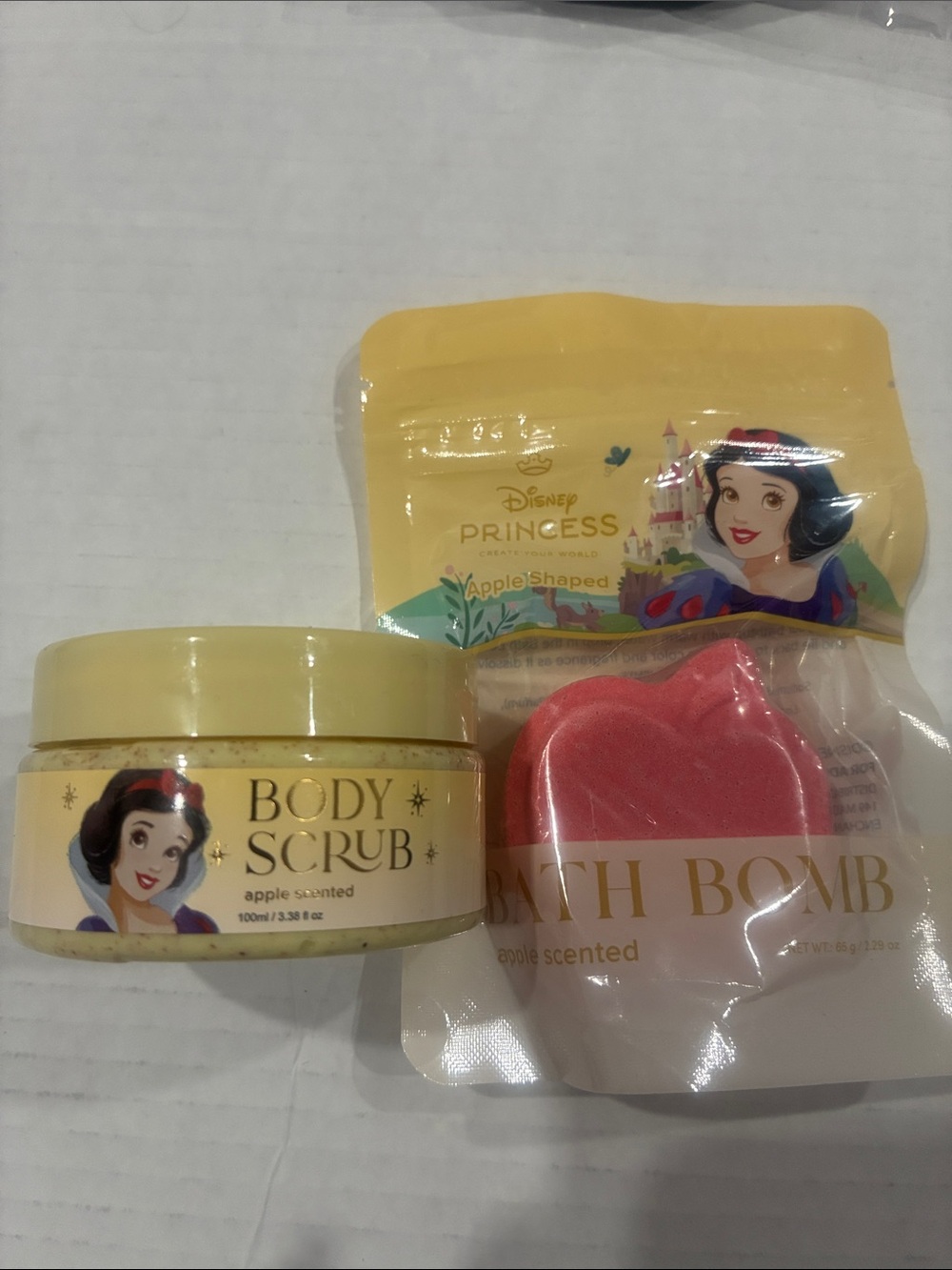 Disney Snow White Body Scrub with Apple Bath Bomb